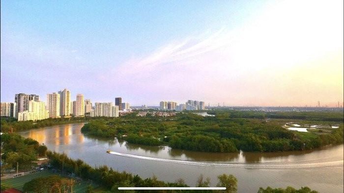 Hình ảnh thành phố nhìn từ căn hộ – với sông, cảnh quan xanh và các toà nhà cao tầng phía xa. Căn hộ nằm tại một trong những vị trí đắc địa của khu đô thị Phú Mỹ Hưng, TP.HCM. Hoàng My thích thú cho hay, từ đây con gái có thể nhìn được bình minh đi qua dòng sông.