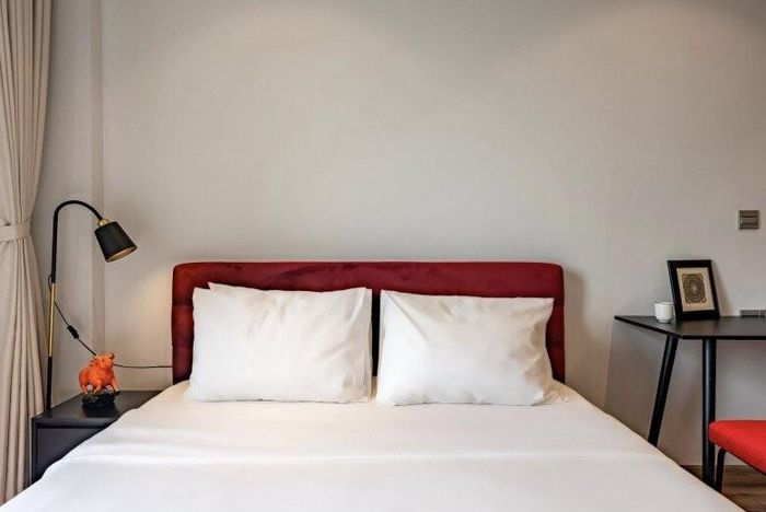 Một căn phòng khác có ban công với view cũng rất đẹp. Mọi thứ được sắp xếp ngay ngắn, chỉn chu. Những món đồ decor đều rất tinh tế.