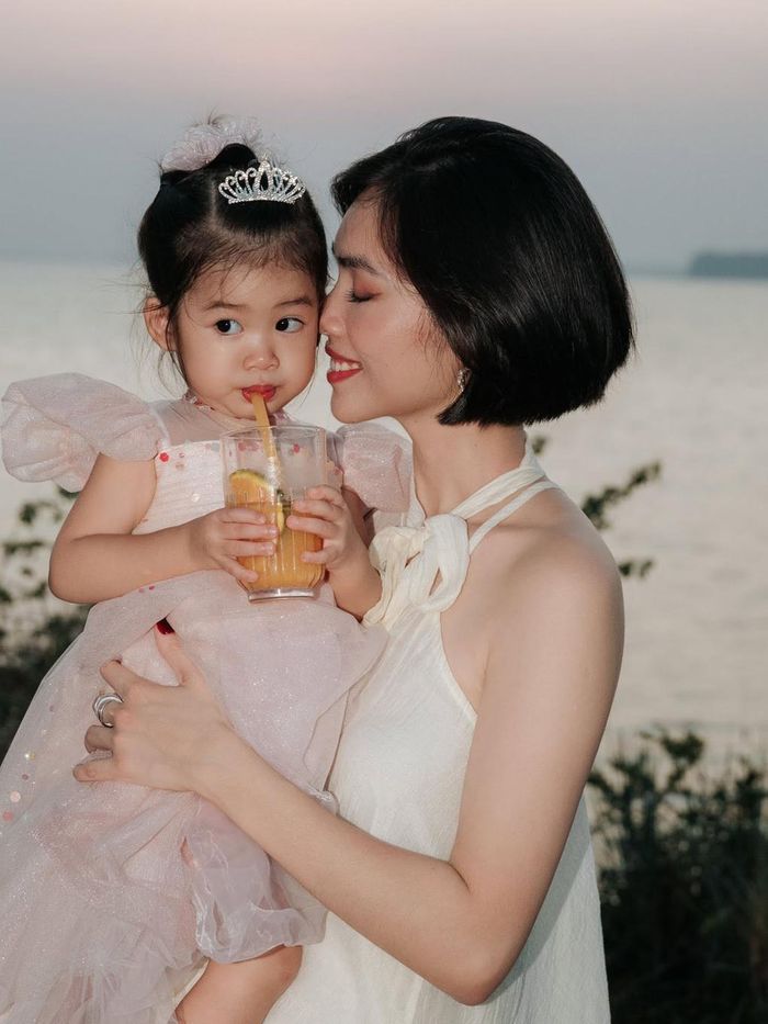 Tại Áo, theo Hoàng My, chi phí cuộc sống tại Áo đắt đỏ hơn so với Việt Nam. Cô thuê căn hộ một phòng ngủ xinh xắn, nằm ở vị trí đẹp, giá khoảng 40 triệu đồng mỗi tháng. Nơi này vốn không có nội thất nên mỹ nhân 8X phải mua rồi tự lắp ráp. Hoàng My trải qua không ít khó khăn do các món đồ khá nặng và cồng kềnh, bởi vậy cô thấy tự hào khi hoàn thành mọi thứ. Cô cũng tiết lộ con gái hơn 2 tuổi thực sự giúp mẹ được nhiều việc trong quá trình sắp xếp tổ ấm mới.