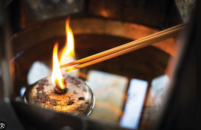 Khi đốt hương, đốt nến cúng Phật thì không được dùng miệng để thổi, vì thổi như thế thì không cung kính.