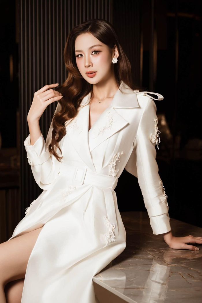 Hoa hậu Lê Nguyễn Bảo Ngọc trở thành tâm điểm chú ý với loạt ảnh mới khoe nhan sắc rạng rỡ, cuốn hút. 