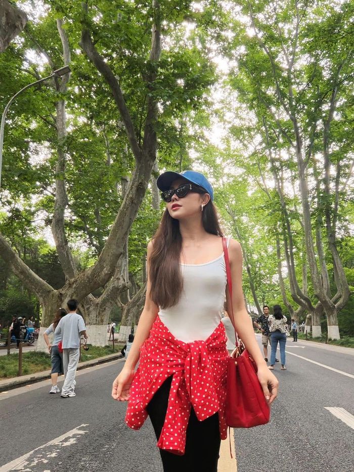 Diễn viên Tường Vi chia sẻ hình ảnh xinh tươi, trẻ trung và tràn đầy năng lượng. Nhiều khán giả dành lời khen cho nữ diễn viên nhan sắc ngày càng thăng hạng.