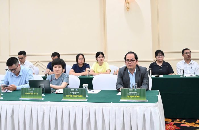 Về phía cơ quan quản lý chuyên ngành, ông Hùng cho biết, Cục Quản lý Dược cam kết tiếp tục đồng hành cùng Cục Quản lý Môi trường Y tế và Cục Môi trường trong việc hoàn thiện các chính sách liên quan.