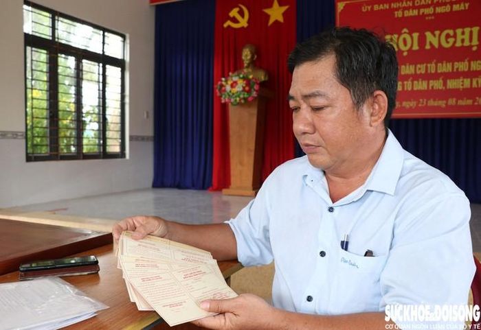 72 lần hiến máu, với ông Tuấn, có lẽ không phải là một con số để nhắc đến cho tự hào, mà là 72 lần ông có thêm một lý do để tin rằng việc tốt dù nhỏ cũng có thể giúp một người vượt qua lúc khó khăn. Ảnh: Duy Ngọc.