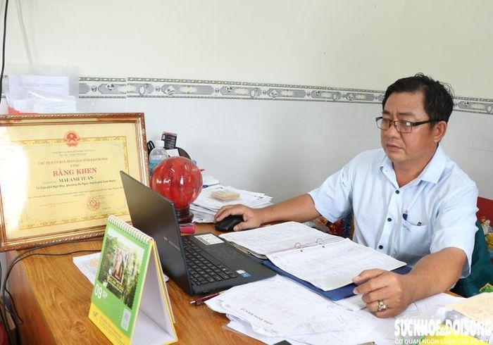 Ông Mai Anh Tuấn, Tổ trưởng tổ dân phố Ngô Mây trong giờ làm việc tại trụ sở Ban quản lý tổ dân phố. Ảnh: Duy Ngọc.