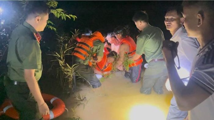 Lực lượng công an, bộ đội căng dây hỗ trợ chị S. vượt dòng nước ngập, chảy xiết đi cấp cứu trong đêm. Ảnh: CSCC.