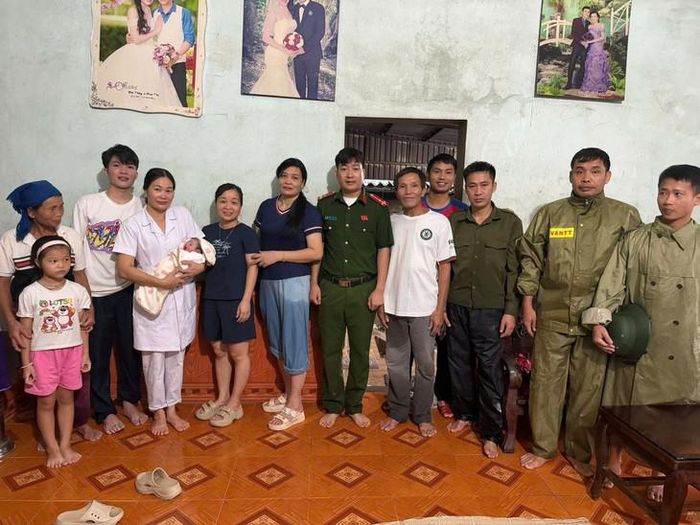 Công an xã Thanh Kỳ kịp thời hỗ trợ sản phụ vượt lũ, đỡ đẻ thành công. Ảnh: CATH.