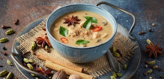 Nên giảm muối trong các món ăn để bảo vệ huyết áp và sức khỏe tim mạch.