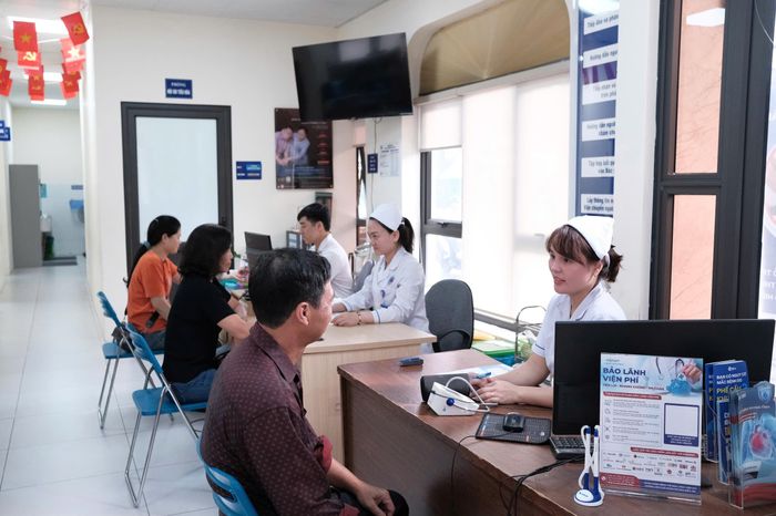 BV Hữu Nghị và BV Pháp y Tâm thần Trung ương là 2 bệnh viện tuyến Trung ương tại Hà Nội mà người bệnh có thể đến khám trái tuyến và được hưởng 50% mức hưởng thẻ BHYT mà không cần giấy chuyển tuyến. Ảnh: Thu Trang