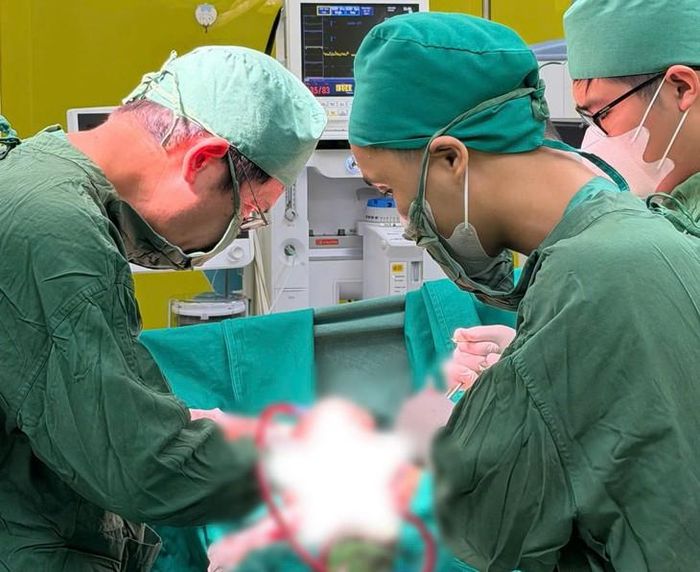 Các bác sĩ phẫu thuật cấp cứu cho bệnh nhân. Ảnh: BVCC