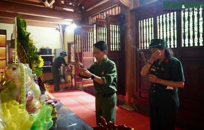 Cựu TNXP Hà Chính Nghĩa xúc động thắp nén tâm nhang tưởng nhớ đồng đội. Ảnh: Lê Chiêu Nguyên