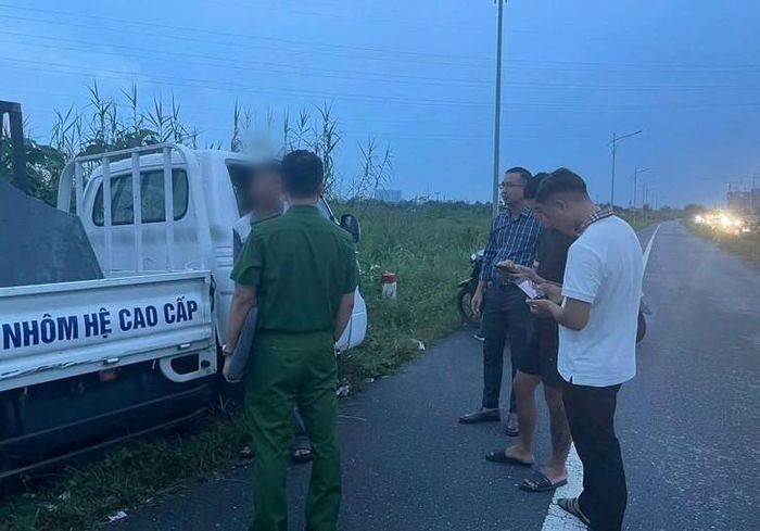 Công an phường An Hải và đơn vị phối hợp đã phát hiện xe ô tô tải chở chất thải rắn đổ ven đường Bùi Viện (Hải Phòng). Ảnh: CAHP