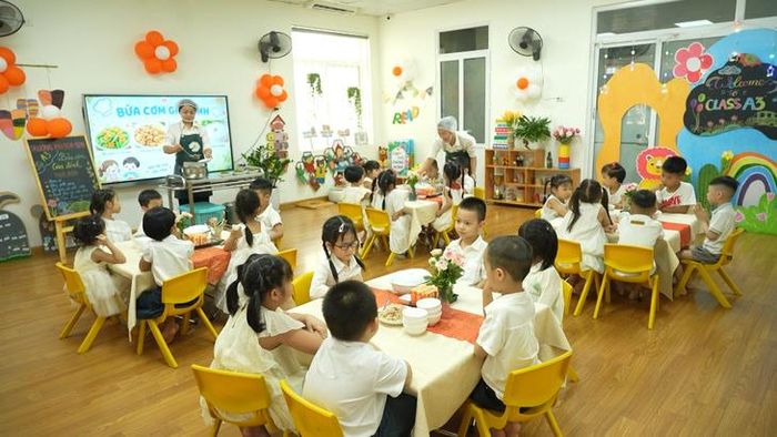 Cơ sở giáo dục phải bảo đảm môi trường sạch sẽ, lớp học thông thoáng, đủ ánh sáng và đảm bảo cho trẻ "ăn uống sạch" để phòng ngừa tay chân miệng và các bệnh truyền nhiễm. Ảnh HM
