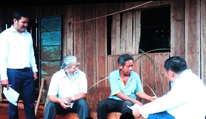 Lãnh đạo và chuyên gia Viện Sốt rét - Ký sinh trùng - Côn trùng TPHCM thu thập thông tin trên vùng cao nguyên. Ảnh: Mimosa