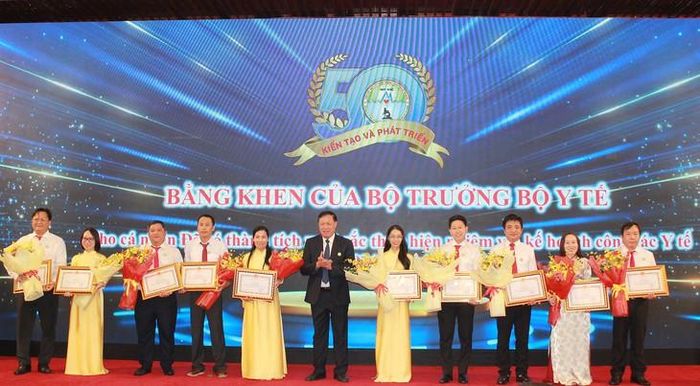Ngoài lãnh đạo Viện, nhiều tập thể và cá nhân cũng được Chính phủ, Bộ Y tế, chính quyền TPHCM và Công đoàn ngành Y tế khen thưởng, biểu dương. Ảnh: Mimosa