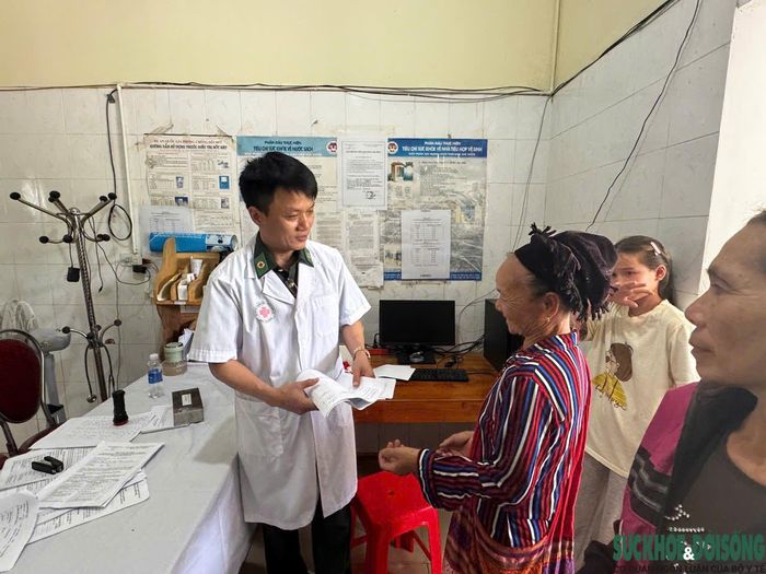 Người dân xã Châu Khê được cán bộ quân y tư vấn, hướng dẫn sử dụng thuốc. Ảnh: CSCC.