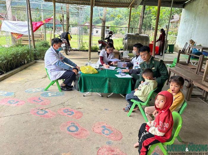Cán bộ biên phòng hỗ trợ chăm sóc sức khỏe cho người dân tại các bản xa trung tâm. Ảnh: CSCC.