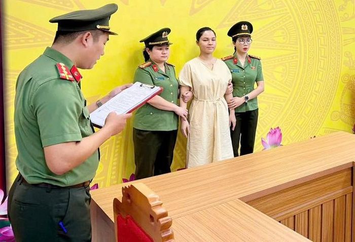 Công an tống đạt Quyết định khởi tố bị can đối với Vũ Thị Dung. Ảnh: Công an tỉnh Tuyên Quang.