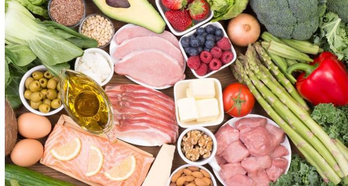 Ưu tiên Vitamin A, D, Protein chất lượng cao (thịt gà, trứng, cá hồi, củ quả màu cam/vàng) và các gia vị chứa kháng sinh tự nhiên (tỏi, gừng, nghệ). Ảnh minh họa