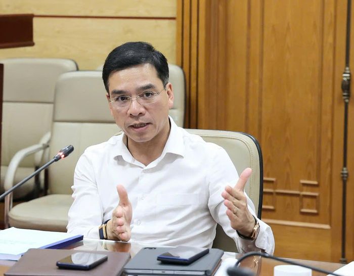 TS.BS Hà Anh Đức, Cục trưởng Cục Quản lý Khám, chữa bệnh báo cáo tiến độ hoàn thiện dự thảo. Ảnh: Trần Minh