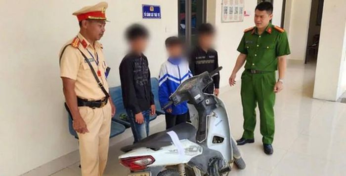 Cơ quan chức năng làm việc với các học sinh điều khiển xe máy vi phạm. Ảnh: Công an tỉnh Lào Cai.