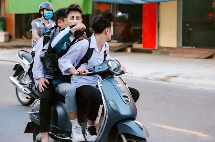Thực tế nhiều phụ huynh vẫn giao xe cho trẻ chưa đủ điều kiện. Ảnh minh họa: Thành Long.