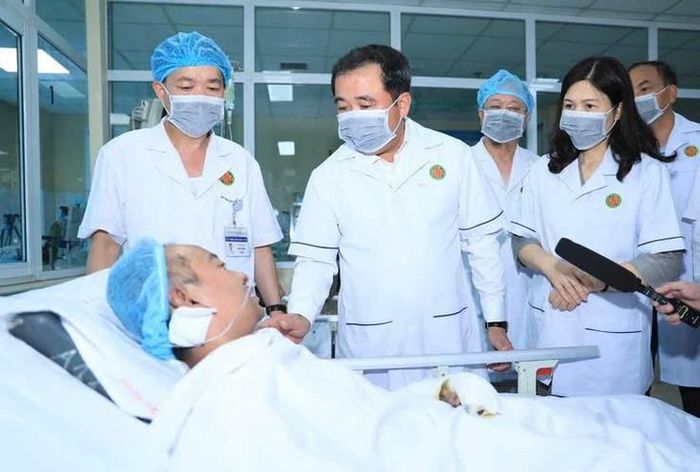 Bí thư Thành ủy Hà Nội Trần Đức Thắng hỏi thăm, động viên nạn nhân vụ cháy. Ảnh: Quang Thái.