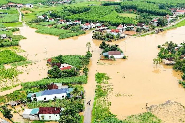 Nước lũ dâng cao tại xã Nghĩa Lộc, khiến nhiều khu dân cư bị ngập, chia cắt. Ảnh: Quang Sơn.