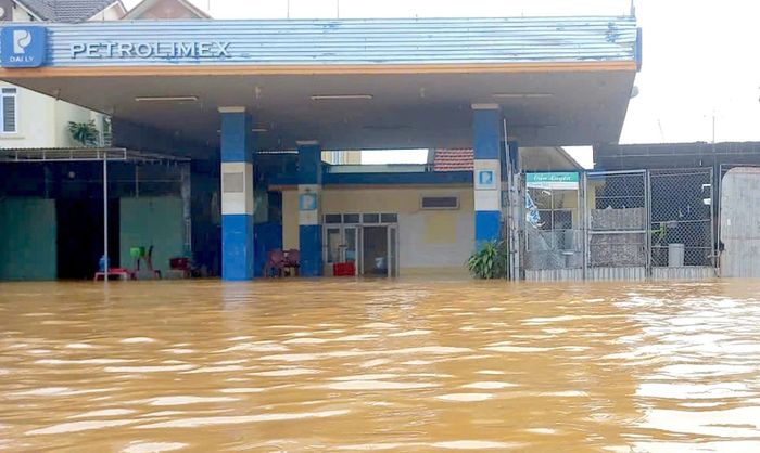 Quốc lộ 48, đoạn qua xóm Thuận Thành, xã Đông Hiếu, ngập sâu 0,5-1m, ảnh hưởng đến việc đi lại của người dân. Ảnh: CSCC.