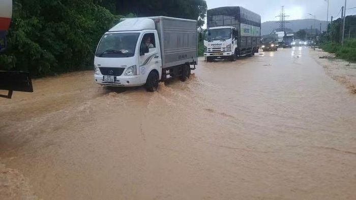 Lực lượng chức năng khuyến cáo người dân không cố đi qua các khu vực ngập sâu, nước chảy xiết hoặc đã có biển cảnh báo, rào chắn; chủ động lựa chọn tuyến đường an toàn. ẢNH: T.H.