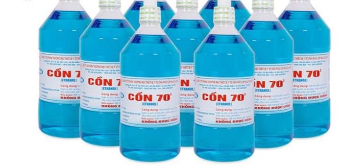 Lựa chọn hóa chất: Cồn y tế 70 độ thích hợp cho các bề mặt nhỏ, thiết bị điện tử, đồ dùng cá nhân. Ảnh minh họa, nguồn Internet