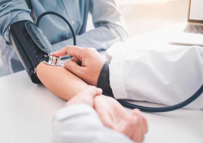 Kiểm soát tốt tăng huyết áp, đái tháo đường góp phần giảm nguy cơ tổn thương thận.