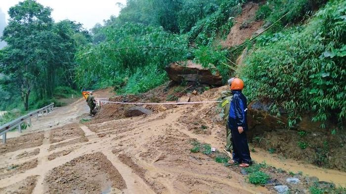 Hiện lực lượng chức năng đang tích cực xử lý các điểm sạt lở. Ảnh: UBND xã Tam Lư.