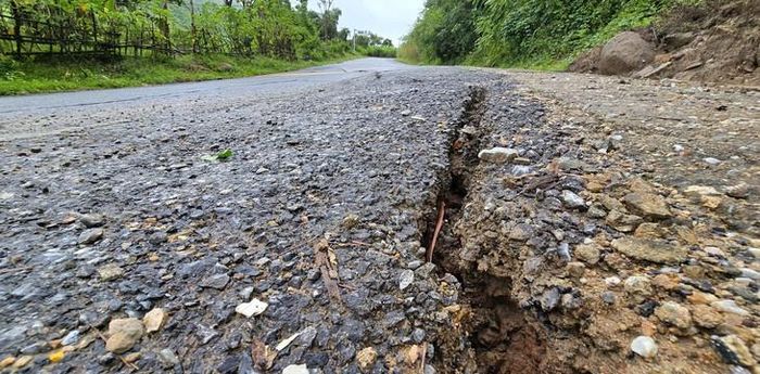 Mưa lũ nhiều ngày làm xuất hiện vết nứt lớn trên quốc lộ 15C. Ảnh: Ngọc Hưng.