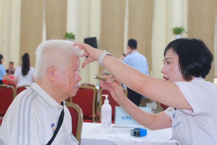 Hiện có khoảng 5 triệu người cao tuổi được khám sức khoẻ định kỳ, khám sàng lọc miễn phí. Ảnh: PV