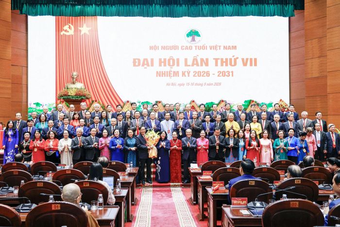 85 Ủy viên Ban Chấp hành Hội Người cao tuổi Việt Nam khóa VII, nhiệm kỳ 2026 – 2031 đã ra mắt Đại hội. Thứ trưởng Bộ Y tế Nguyễn Thị Liên Hương là 1 trong 85 Uỷ viên Ban Chấp hành. Ảnh: PV