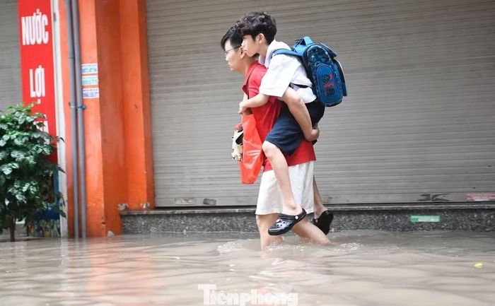 Có những trường vẫn cho học sinh đi học bình thường sáng nay. Ảnh: TPO.