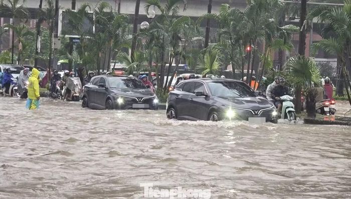 Một điểm ngập ở Hà Nội sáng 17/9. Ảnh: TPO.