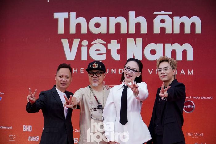 Tóc Tiên "check-in" cùng Giám đốc âm nhạc Huy Tuấn, nhạc sĩ Nguyễn Hải Phong (trái) và nhạc sĩ Hứa Kim Tuyền (phải).