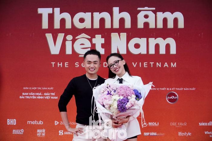 Tina Thảo Thi đến chúc mừng Tóc Tiên.