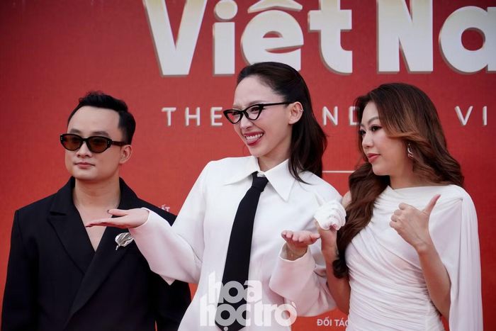 Đội TINLE mang đến ca khúc Love Always Wins.
