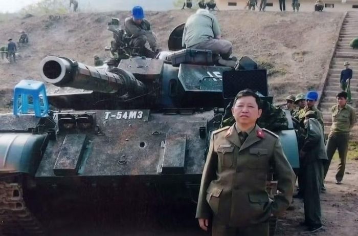 Bên cạnh pháo chính, xe tăng T-54M3 còn được bổ sung nhiều thiết bị nhằm cải thiện khả năng tác xạ. Các nguồn tư liệu cho biết xe được trang bị kính ngắm hiện đại có khả năng đo xa bằng laser, kênh quan sát hồng ngoại và cảm biến khí tượng.