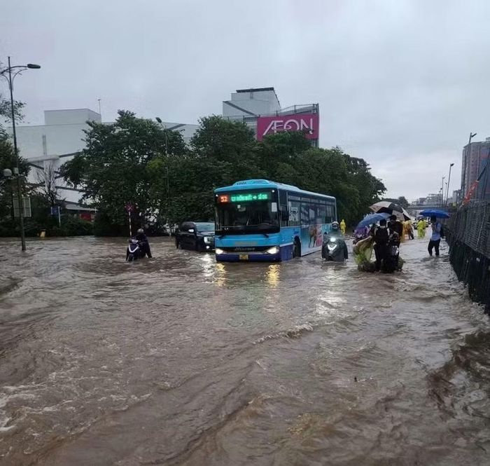 Khu vực Bắc bộ và Thủ đô Hà Nội trời tiếp tục trút mưa sầm sập cả ngày hôm nay