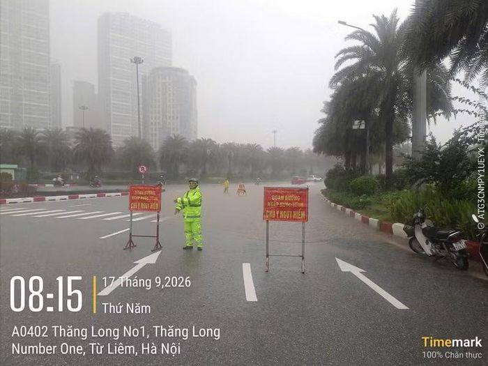 Lực lượng chức năng thuộc Sở Xây dựng chốt chặn, hướng dẫn giao thông tại các điểm ngập
