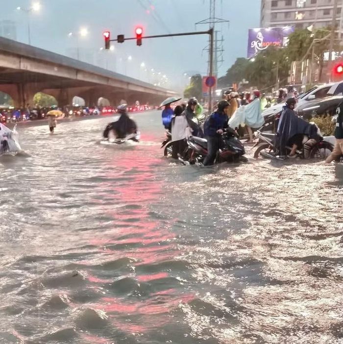 Nhiều điểm ngập sâu khiến việc di chuyển của người dân gặp khó khăn