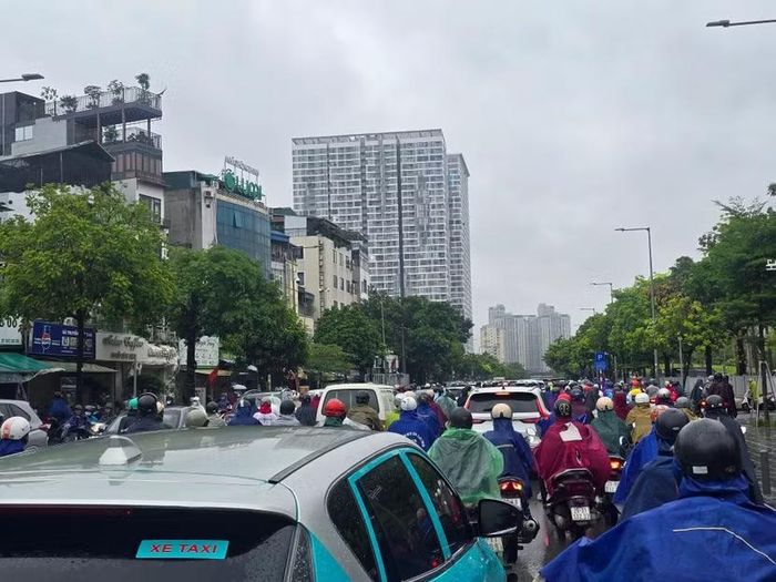 Người dân Thủ đô lại chôn chân trên đường mưa, tắc trong sáng 17/9