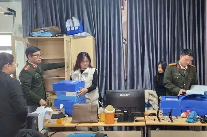 Cơ quan chức năng khám xét và thu giữ tài liệu tại Công ty Triệu Nụ Cười.