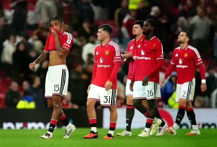 MU trải qua thất bại gây sốc dù dẫn 2 bàn từ sớm (Ảnh: Sun Sport)