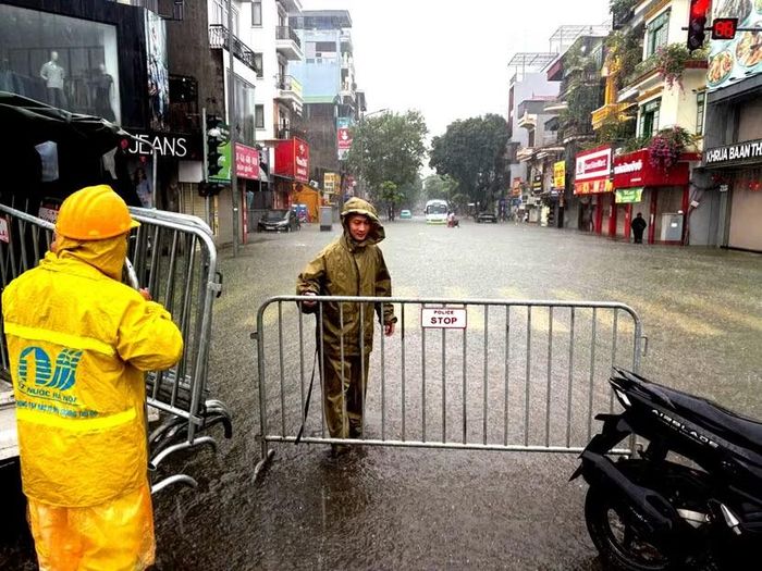 Rào chắn tuyến phố ngập úng cảnh báo người tham gia giao thông