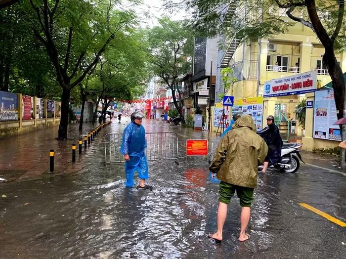 Hỡ trợ người dân lưu thông tại các điểm trường học
